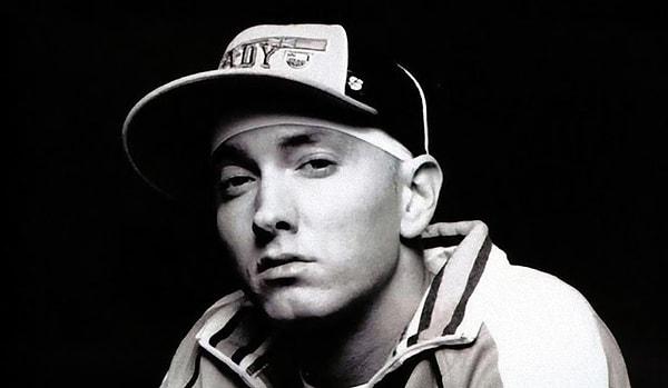 7. Ünlü rapçi Eminem ise sadece karanlık bir yatak odasında uyuyormuş. Ama tamamen karanlık!