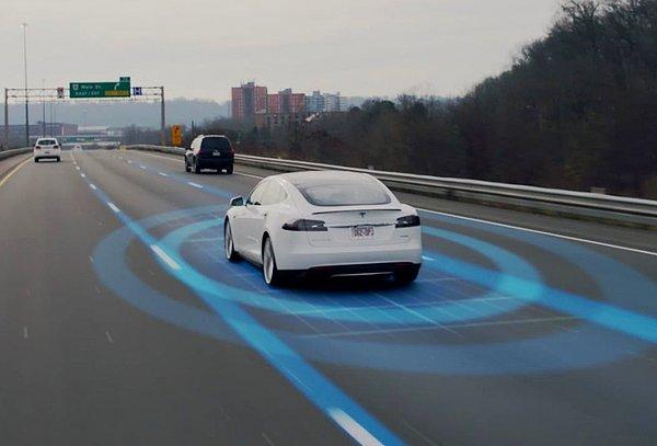 Tesla sahiplerinin tam otonom sürüş için biraz daha beklemesi gerekli gibi gözüküyor.
