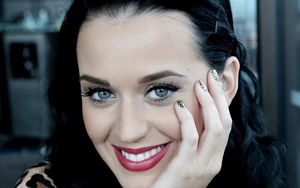 17. Yanında taşıdığı 20 diş fırçasını gideceği her yere götüren Katy Perry, günde 6 kez inci beyazı dişlerini fırçalarmış.