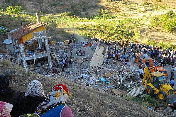 04.15’te LPG tankından sızan gaz, sabah namazı için kalkan bir öğrencinin elektrik düğmesine basması sonucu patlamış, patlamanın şiddetiyle 3 katlı yurt binası yıkılmıştı...