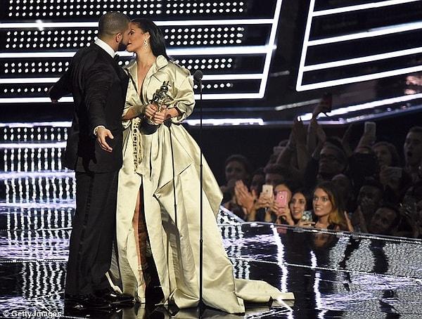 8. MTV Video Müzik Ödülleri Töreninde Drake'in Rihanna'yı öpme girişimi