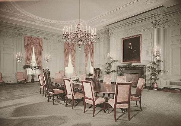 12. Beyaz Saray'a 1891 yılında Benjamin Harrison'un başkanlığı sırasında elektrik geldi. Ancak ailesi lamba anahtarlarına dokunmaktan o kadar korkuyordu ki her gece ışıkları açık bırakıyorlardı.