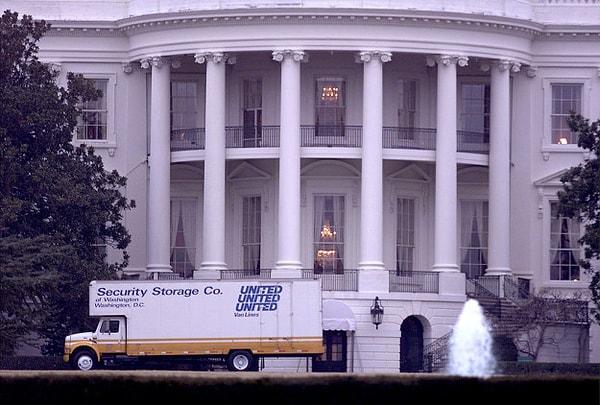 21. Beyaz Saray personeli başkanın göreve başlama gününde eşyalarını taşımak için sadece 12 saate sahip.