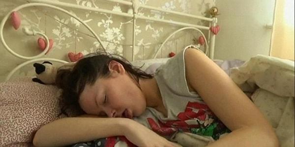 22 yaşındaki kızına bakıcılık yapan annesi, en kötü kısmın Beth'in uykudan uyandıktan sonraki hali olduğunu söylüyor.