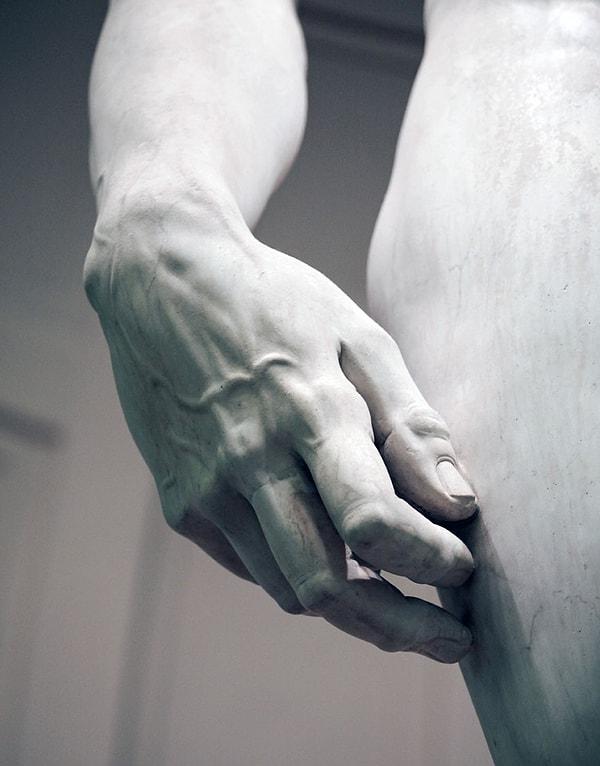 Michelangelo, ''David'' isimli eseri için ilk olarak 1501 yılında tek parça halinde bir mermer bloğu oymaya başlayarak işe koyuldu.