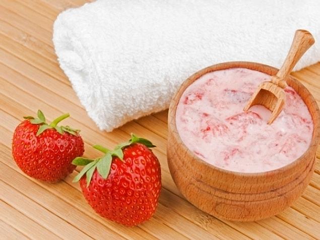 12. After eating half of the strawberries with powdered sugar, you can use this mask to soften your skin.