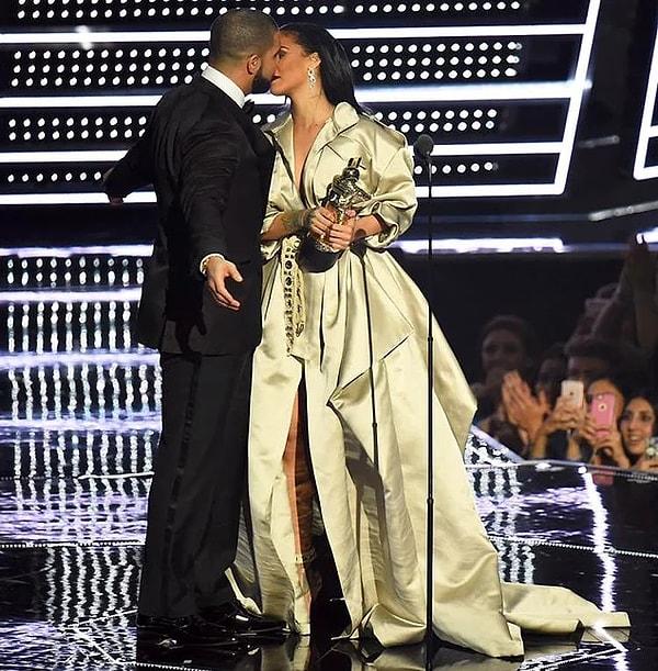 11. Kısa süreli de olsa mutlu olmuştuk: Rihanna ve Drake aşkı!
