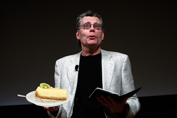 10. Писатель Стивен Кинг не может приступить к работе, если он не съест кусочек чизкейка.