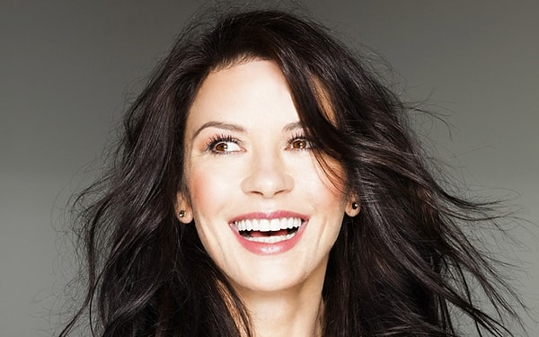 12. Кэтрин Зета-Джонс обожает белоснежные улыбки. Поэтому заботится о своих зубах и чистит их специальной зубной пастой из клубники.