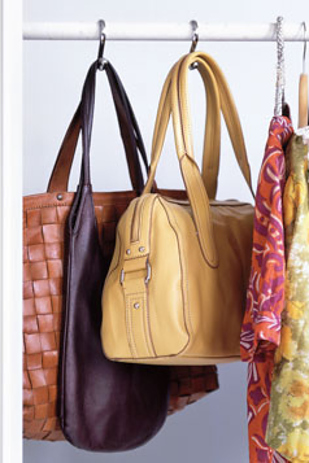 4. С помощью крючков от занавески для ванной можно повесить сумочки