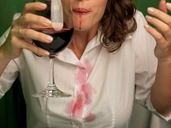 6. Белое вино поможет справиться с пятнами от красного вина