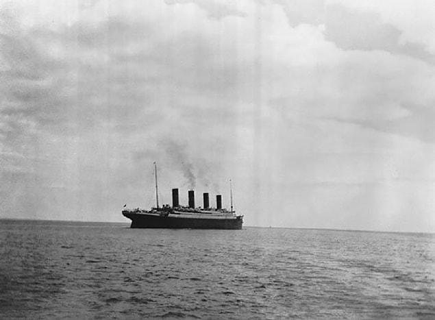 14. The Last Known Photo Of The Titanic Above Water, 1912
