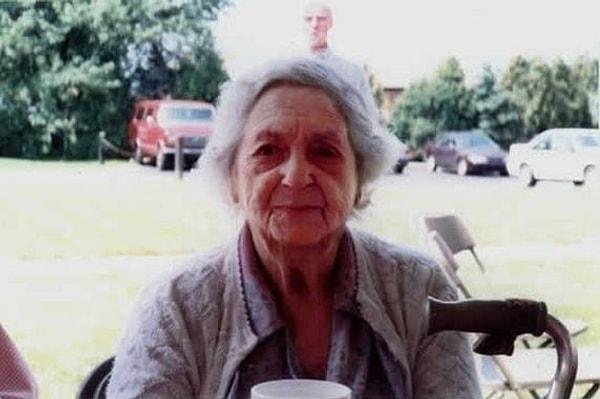 7. 1997'de çekilen bu fotoğrafta, yaşlı kadının arkasında gizemli biri yer alıyor. Adamın, kadının 84 yılında ölmüş kocasına olan benzerliği ise bir başka tuhaflık.