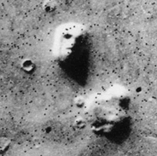 8. 1976'da Mars yüzeyinde çekilen bu fotoğrafta, insan yüzüne benzeyen bir şekil görünüyor.
