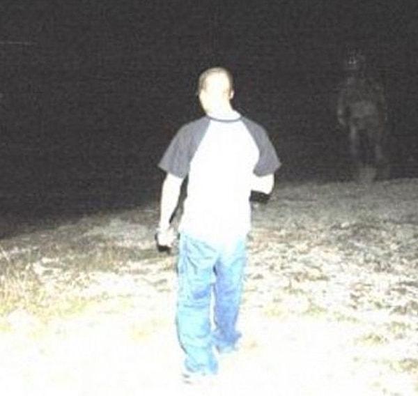4. İki lise arkadaşı 2004 yılında bir parkta dolanırken bu fotoğrafı çekmişler. Fonda bir silüet göze çarpıyor.