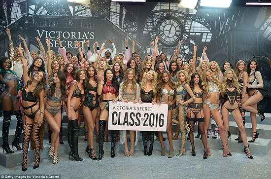 Bu Defa Meleklerini Paris'e Konduran Victoria's Secret'in 2016 Yılı En Dehşet Modelleri