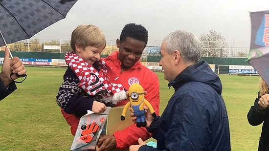 Bir Oyuncak Hikayesi: Çok Sevdiği Oyuncağını Stadyumda Kaybeden Alim'in Oyuncağı Bulundu