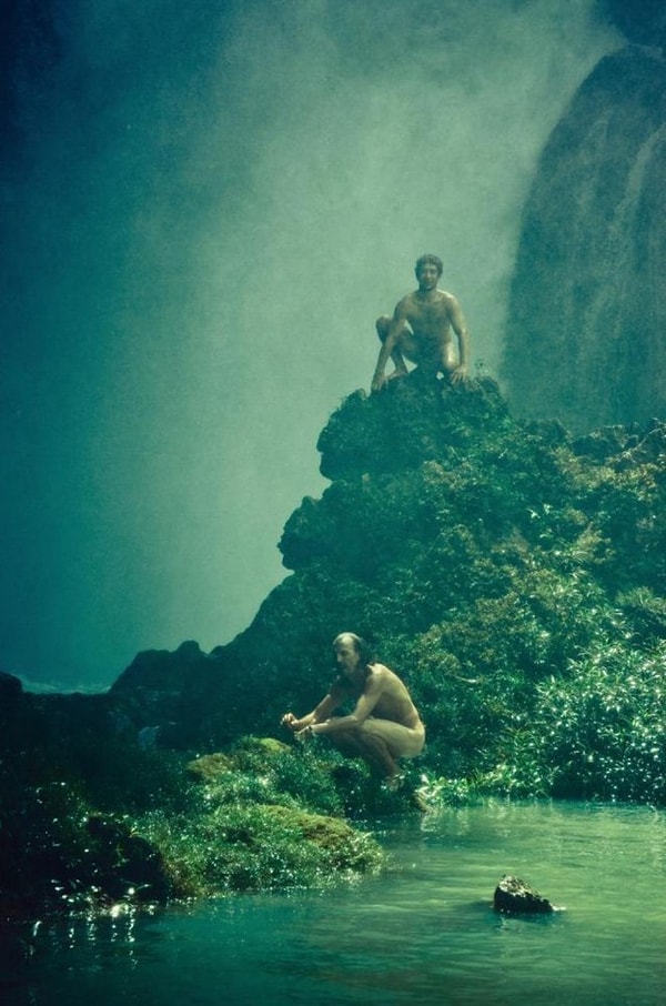 8. Автор этих фотографий, Денис Веджас, рассказывает, что приглашение на первую встречу ему пришло по электронной почте - это была нарисованная вручную отсканированная открытка с психоделическими цветами