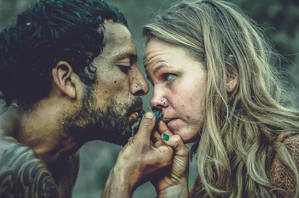 7. Утописты проводят уроки танца и медитации, садятся в круг и играют на барабанах, собирают травы и занимаются йогой