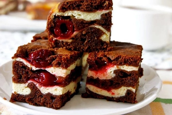 2. Шоколадный пирог с творогом и вишней