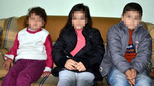 Öğrencilerden bazıları, müfettişlere öğretmenin okulda buldukları akrebi 4 öğrenciye yedirdiğini daha önce de solucan yedirmeyi denediğini söyledi...