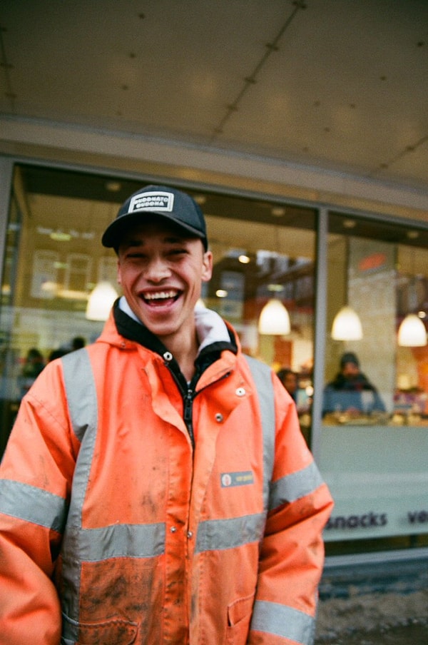 Однажды к нему во время работы подошли девушки-туристки и сказали: "Из тебя бы вышла крутая модель! Иди от греха подальше, а то точно сфотографируем и опубликуем в Интернете".