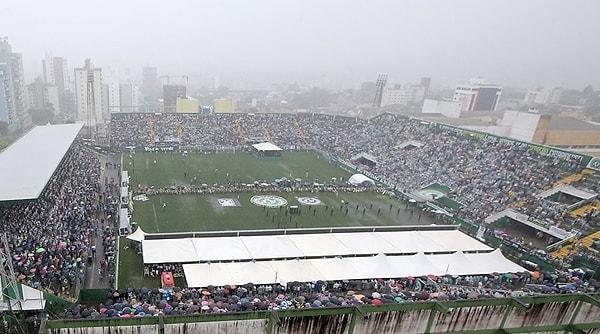 Binlerce taraftar, şiddetli yağışa rağmen Brezilya ve Chapecoense bayraklarıyla donatılmış stadyumdaki törende Chapecoenselu yıldızları yalnız bırakmadı.