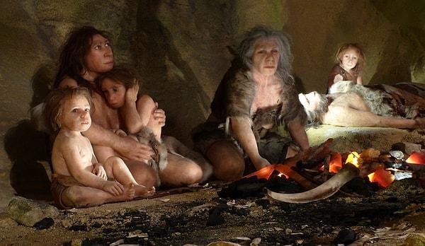 Antropologların bu konuda edindiği bilgilere göre erkekler, mağaradan çıkmadan önce bulundukları yere çişlerini yaparlarmış.