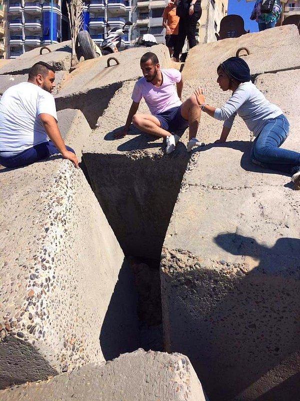 22. Mısır'da bir grup insanın 5 gün süren çalışmaların ardından taşların arasına sıkışan köpeği kurtarması.