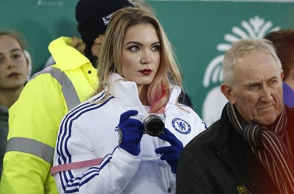 O ayrıntı bu kadından başka bir şey değil. Çekiciliğinin yanı sıra üstündeki mont dikkatlerden kaçmıyor. Everton - Manchester United maçında Chelsea montu ne alaka?