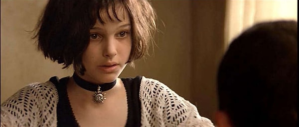 Практически такое же украшение мы впоследствии увидим на шее Матильды из фильма "Леон".