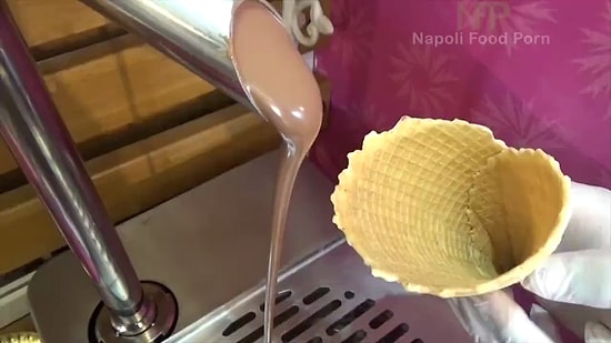 İzlemesi Aşırı Zevkli Şeylerde Bugün: İnsanda Ekranı Yalama Hissi Uyandıracak Dondurma Hazırlanışı