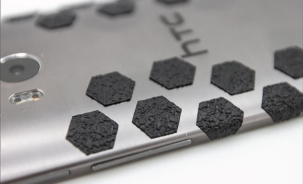 12. Стикеры в виде сот, благодаря которым ваш любимый девайс будет выглядеть, как гаджет из будущего