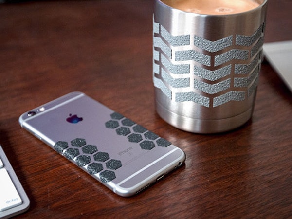 12. Стикеры в виде сот, благодаря которым ваш любимый девайс будет выглядеть, как гаджет из будущего