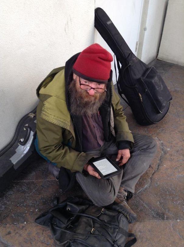34. Sürekli aynı kitabı okuduğunu gördüğü evsize kendi Kindle'nı hediye eden adam.