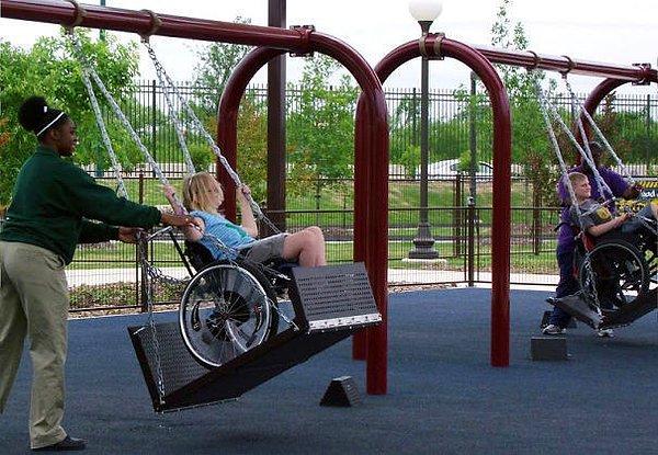 20. Bir derneğin tekerlekli sandalyedeki çocuklar için özel yaptırdığı salıncaklar.