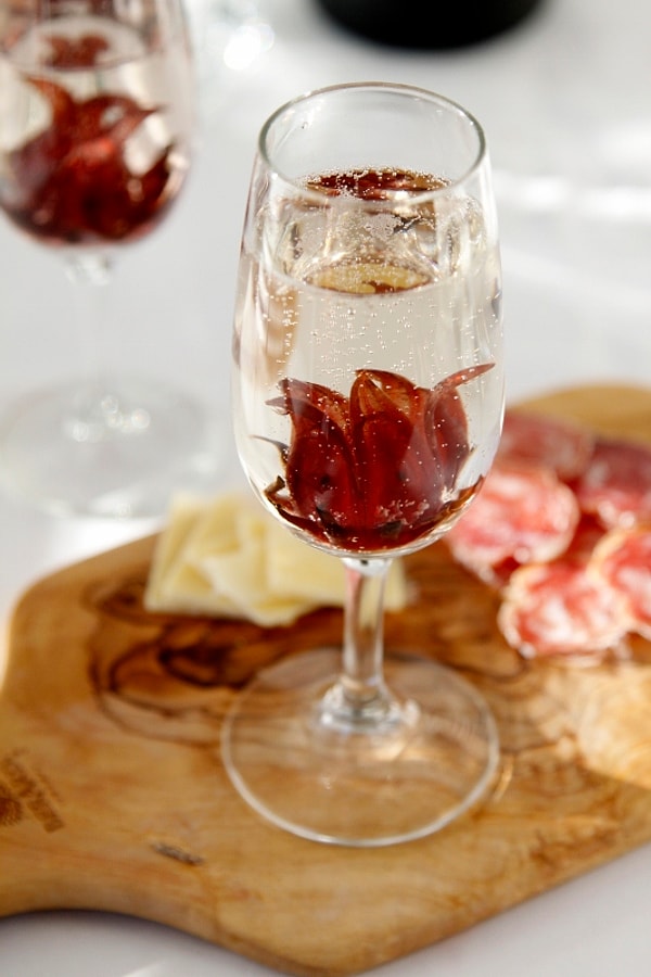 18. Коктейль из гибискуса и игристого вина