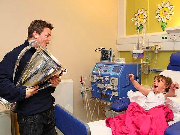 8. Rugby oyuncusu Brian O'driscoll, kazandıkları kupayla hastanedeki küçük taraftarlarını ziyaret ediyor ❤️