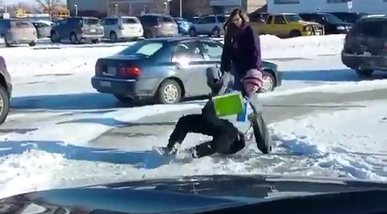 Okul Çıkışı Lanetli Yolda Kayıp Düşen Öğrencileri İzlerken Kahkahaya Boğulan Baba