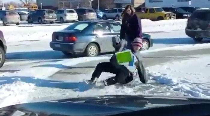 Okul Çıkışı Lanetli Yolda Kayıp Düşen Öğrencileri İzlerken Kahkahaya Boğulan Baba