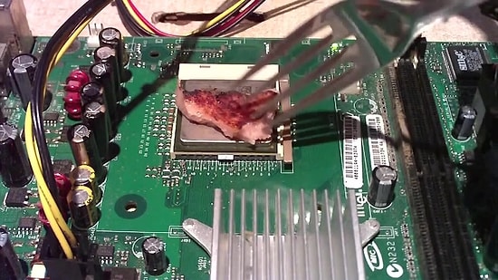 Bilgisayar İşlemcisi Üzerinde Et Pişiren Genç