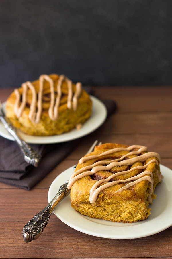 8. Тыквенные булочки с корицей и глазурью из сливочного сыра