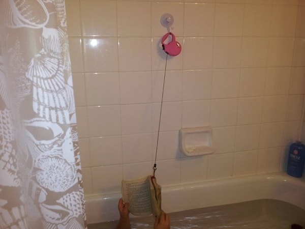 1. Почитать книжку, лежа в ванной? Легко!