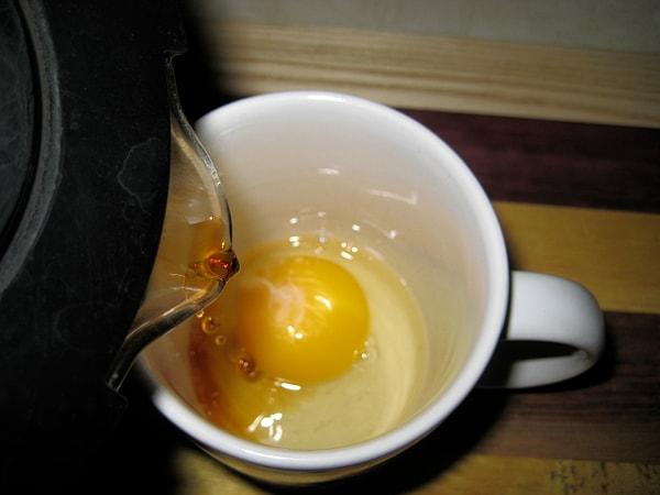 17. Birçoğumuz gibi Victor Hugo da güne bir fincan kahveyle başlarmış. Yalnız tek bir farkla! Fransız yazar, kahvesine iki de çiğ yumurta kırıyormuş.