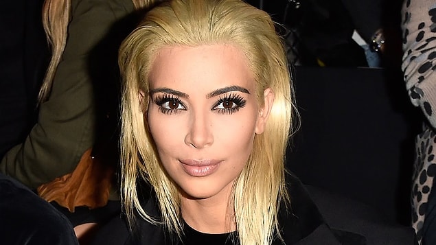 1. Kim Kardashian, Anadolu kökenine, buğday tenine ve kara kaşlarına inat sarışın olmak için gerçekten çok çabaladı.