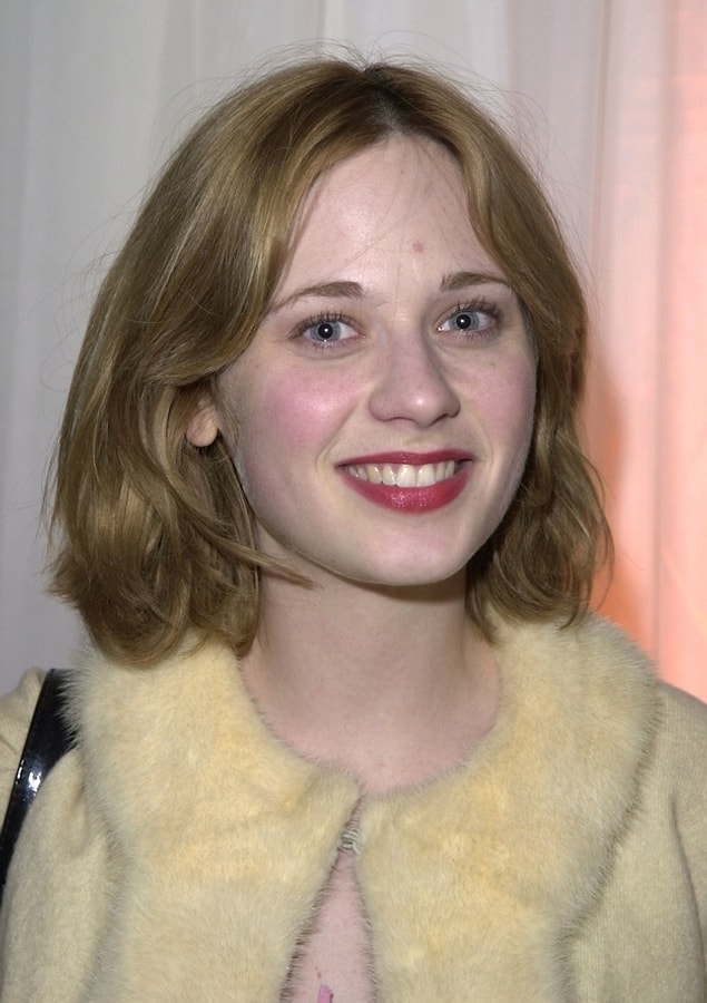 6. Siyah saçları, bembeyaz teni ve kocaman maviş gözleriyle porselen bebeklerden farkı olmayan Zooey Deschanel'in sarışın hali tam bir fiyasko...