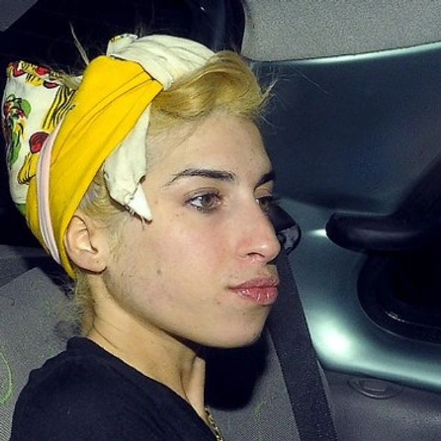 Biricik Amy Winehouse'umuz da sarışınlığı deneyenlerden...