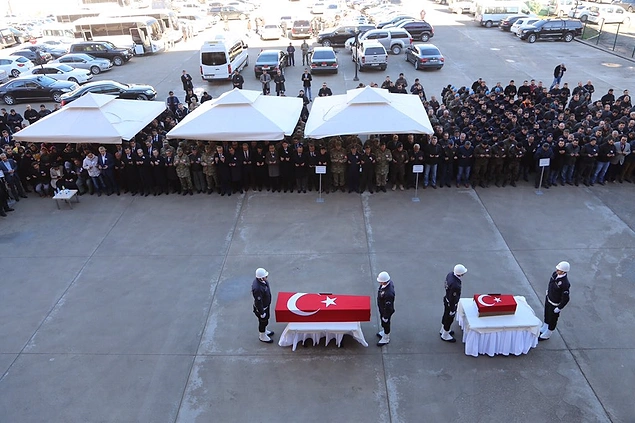 17) Şehit Baba ve Kızı Yan Yana