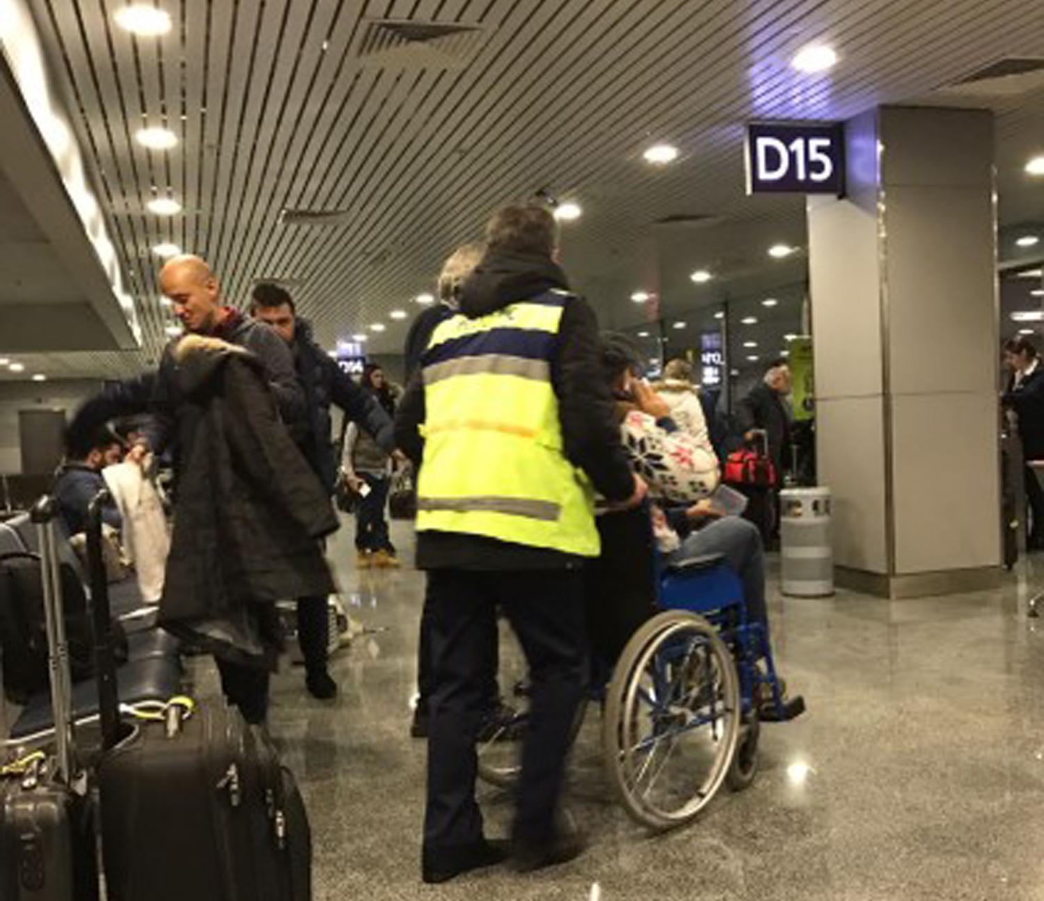 "Taraftarları tekerlekli sandalyelerle uçağa getiriyorlar"