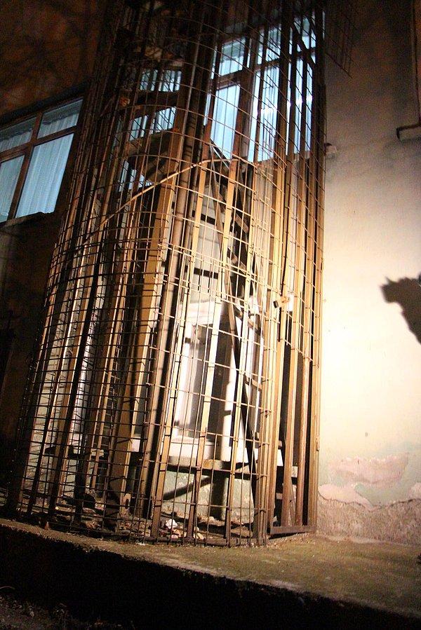 Bu sırada binanın yangın merdiveninin zemine kadar demir kafes içinde olduğu ve kafes kapısında asma kilit dikkati çekti.